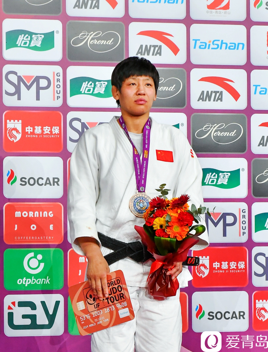 芬兰选手在柔道比赛中获得铜牌