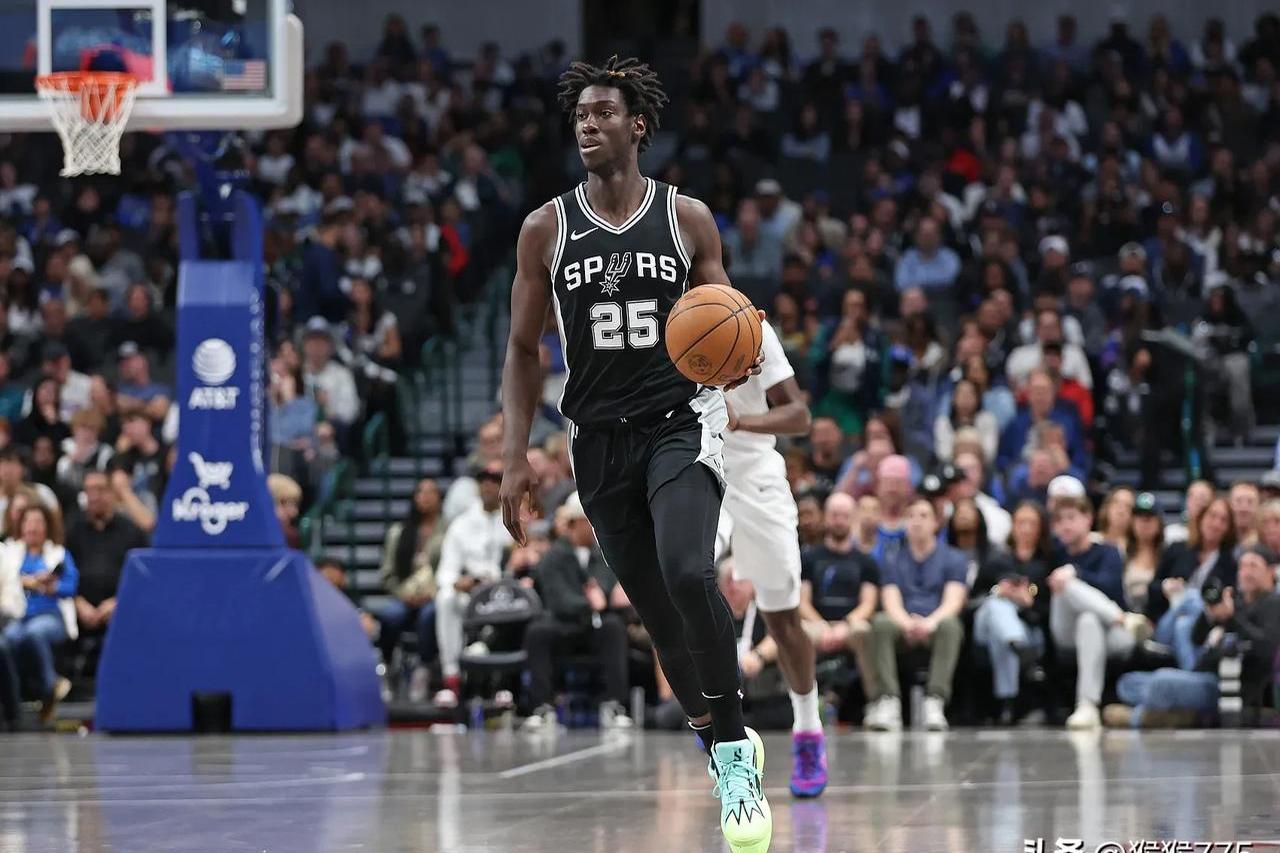 开拓者主场大胜黄蜂，西蒙斯纯熟远投的简单介绍