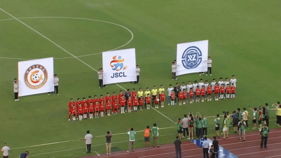 国际赛事中,球员们全力以赴 国际赛事中,球员们全力以赴