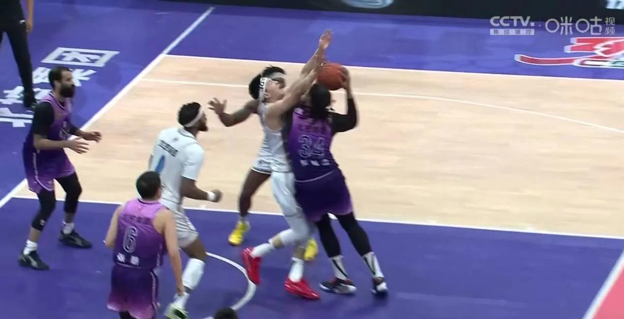 河北男篮对抗湖南队，双方实力均衡对决激烈搏杀