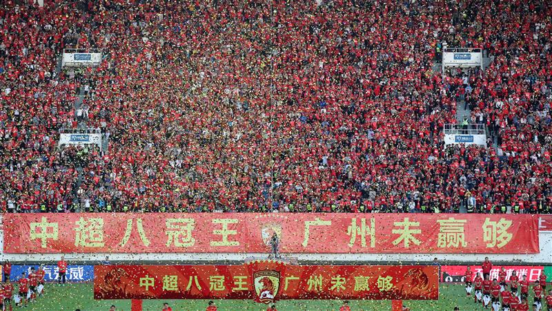 上海上港对决广州恒大，赛场情势激动人心