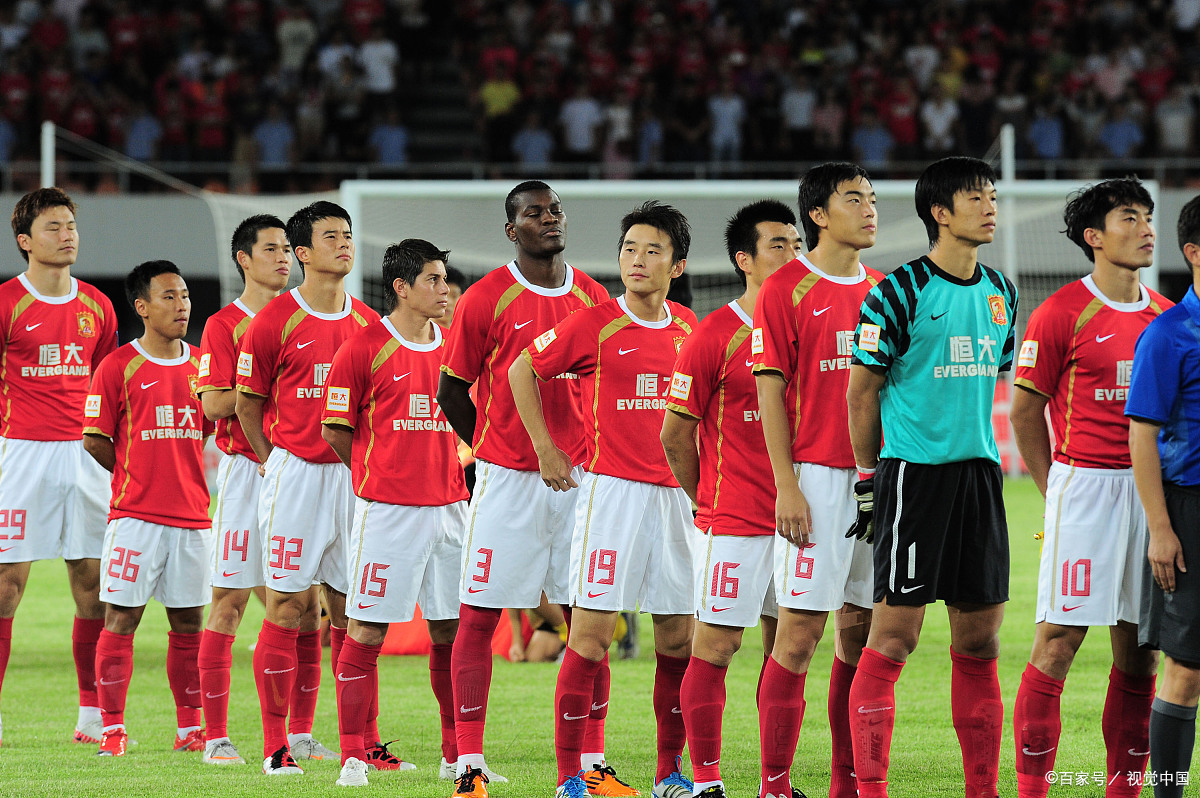 上海上港对决广州恒大，赛场情势激动人心