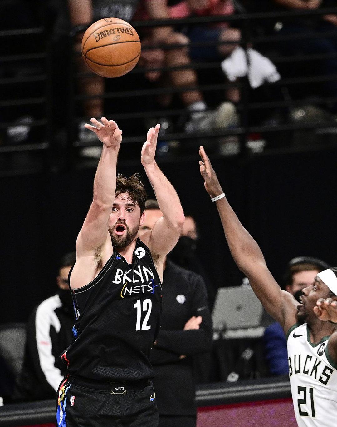 雄鹿客场大胜篮网，继续领跑东部