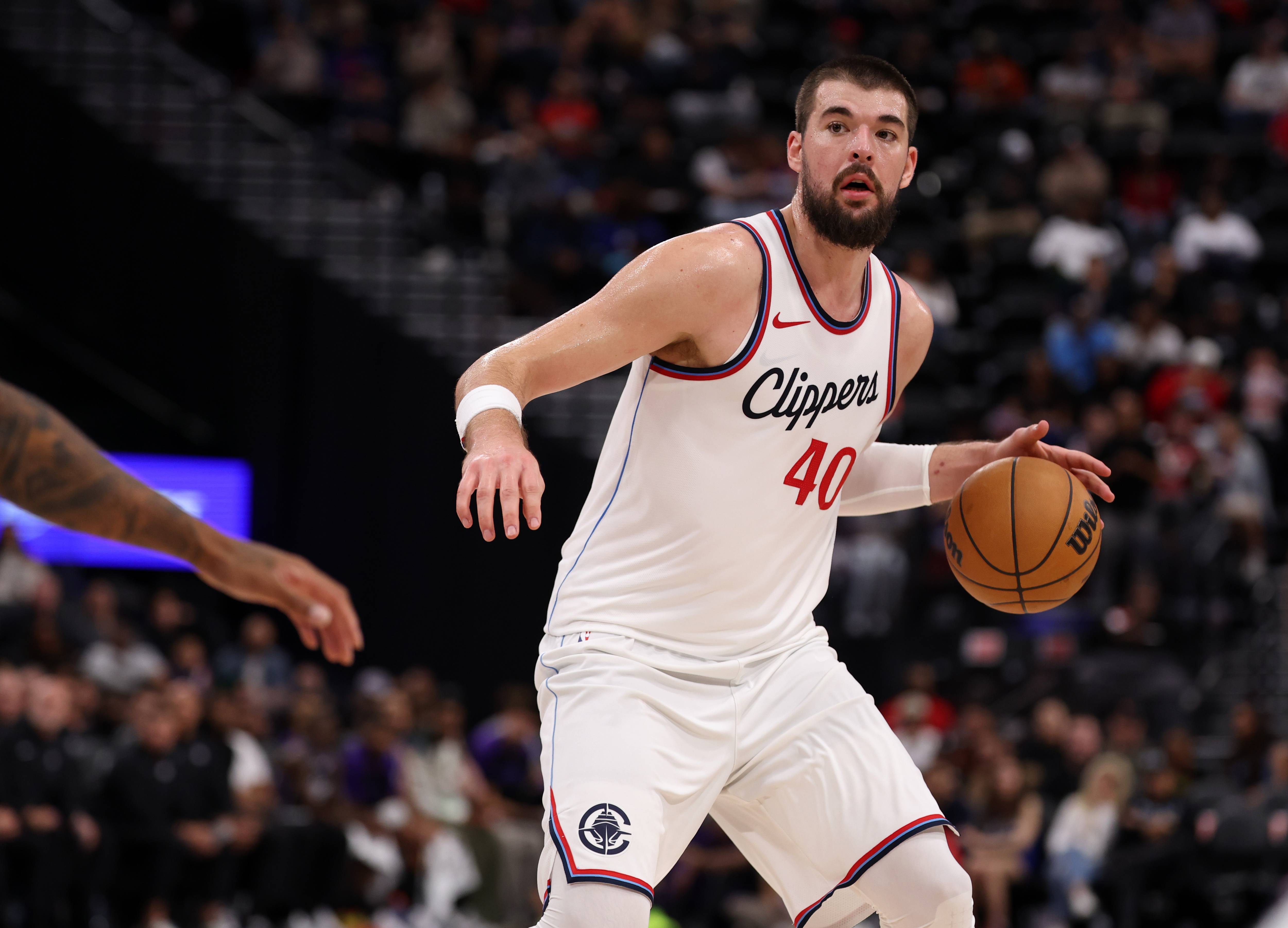 雄鹿客场力克马刺,取得两连胜 雄鹿客场力克马刺,取得两连胜