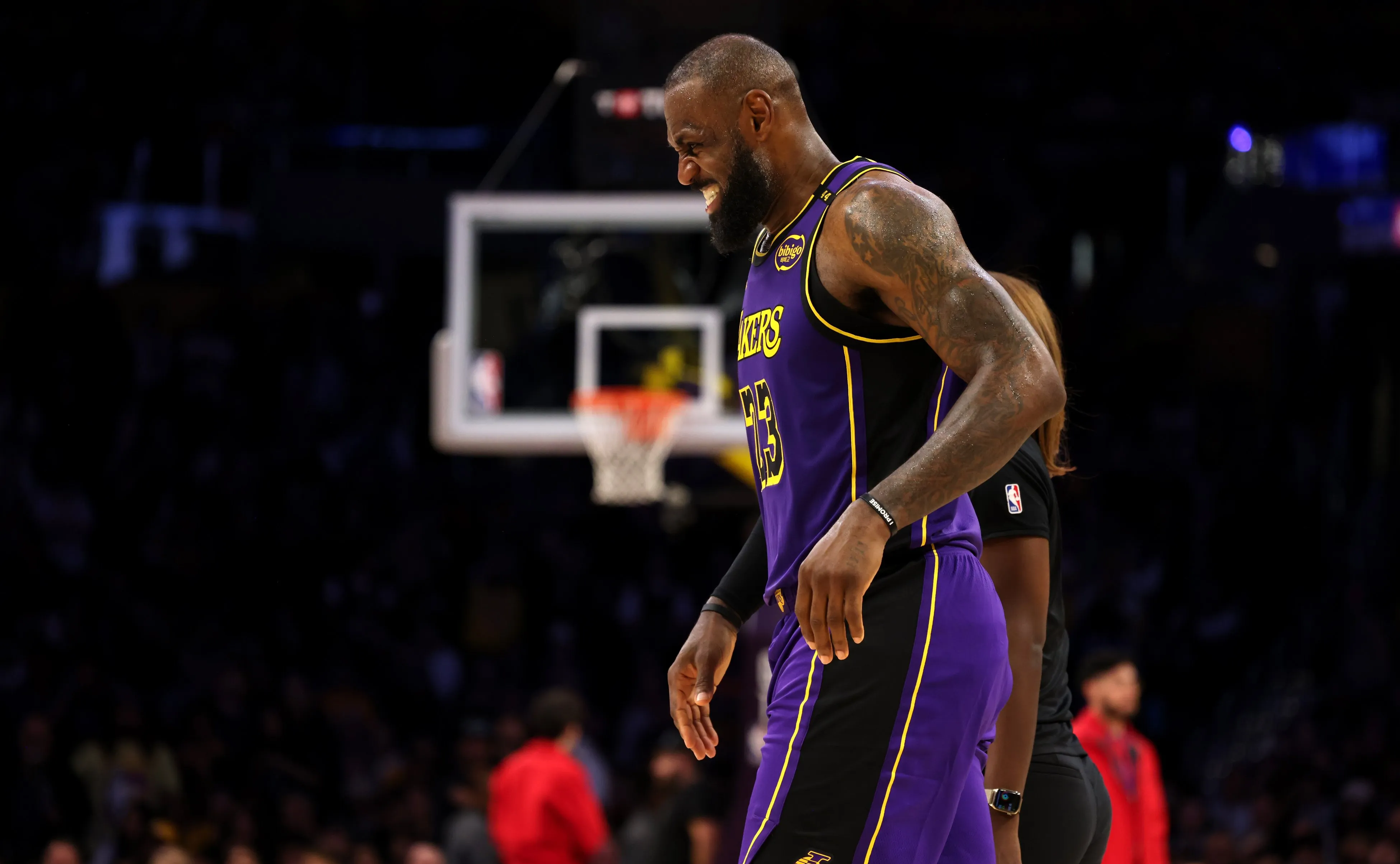 湖人客场艰难击败公牛，詹皇逆天表现