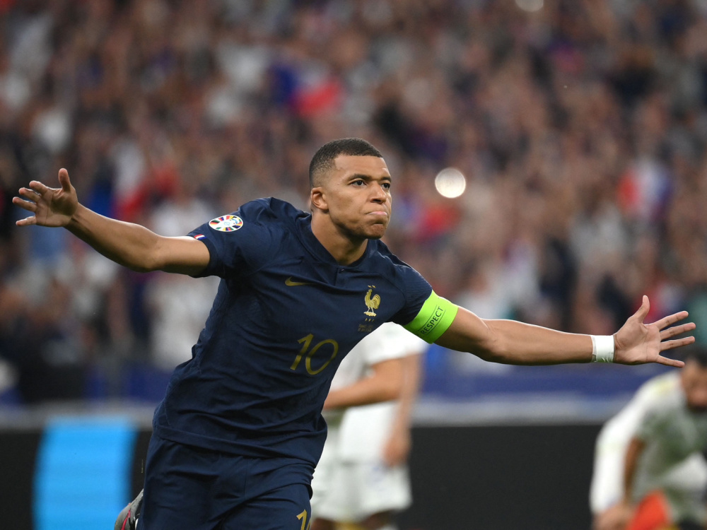 法国2-2乌克兰，欧洲杯预选赛，姆巴佩破门被吹，蓝衣军团两度落后。