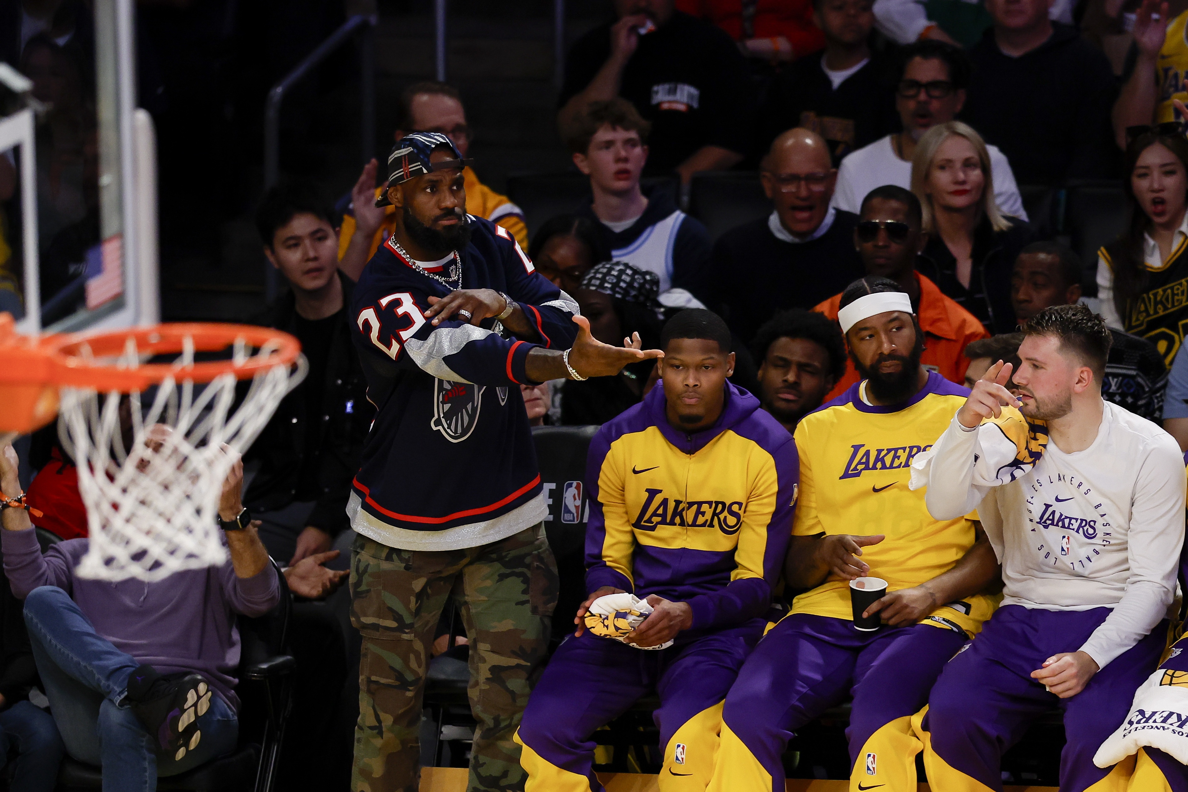 开拓者主场击败湖人,取得三连胜的简单介绍 开拓者主场击败湖人,取得三连胜的简单介绍