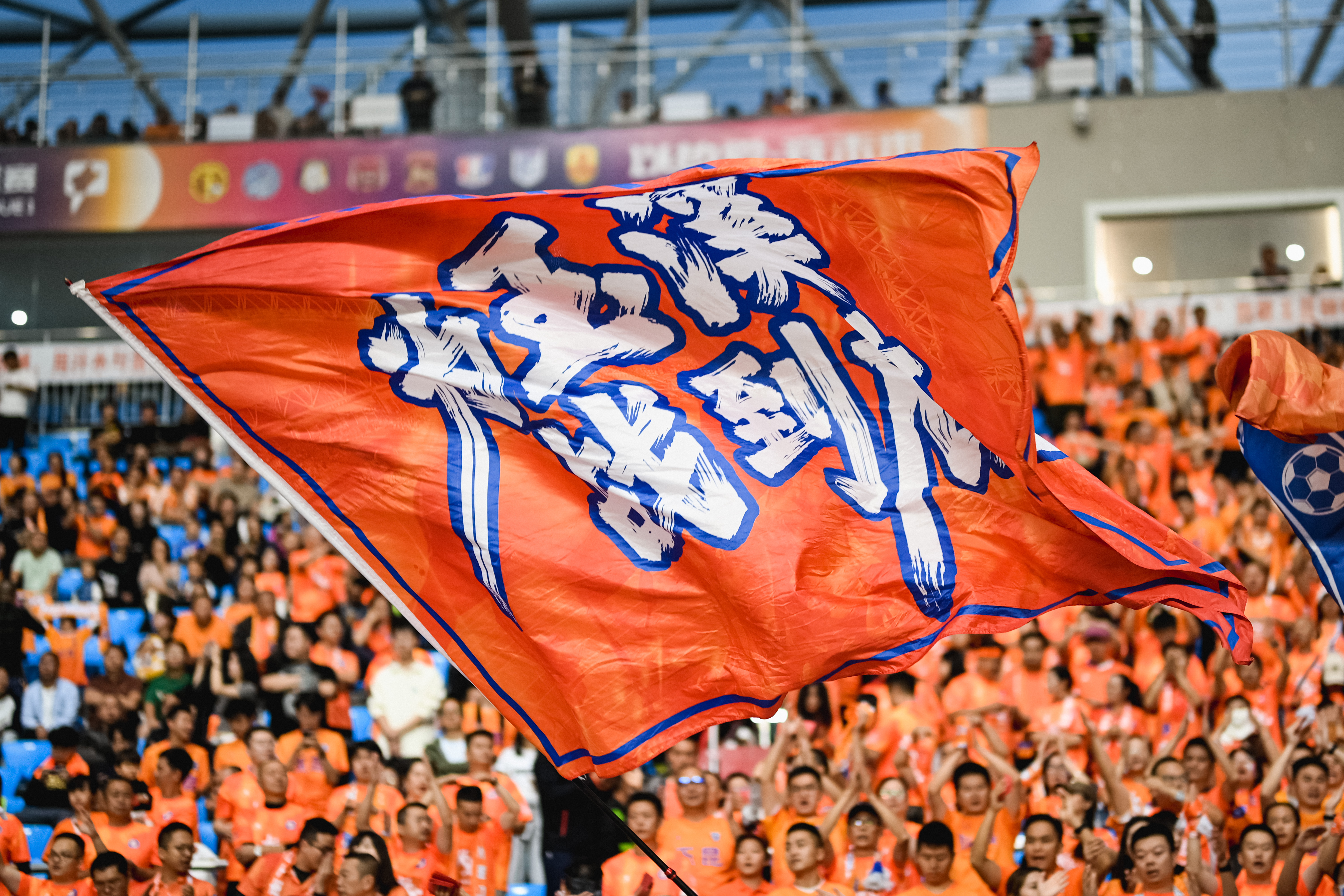 开拓者队队员拼尽全力，战胜对手取得胜利的简单介绍